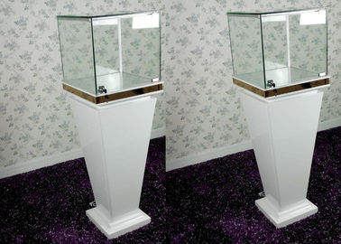 Moderne witte expositiekast met houtglas, sluitbare sieradenkasten.