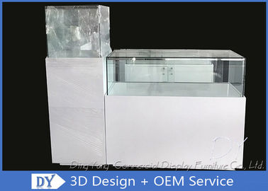 Glanzende witte vierkant / rechthoekig op maat gemaakte glazen beeldschermen met plank binnenin